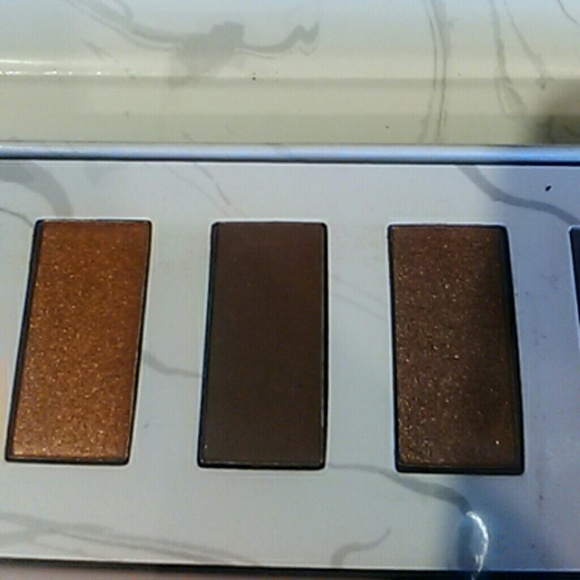 Blush eye shadow pallet - Picture 3 of 7